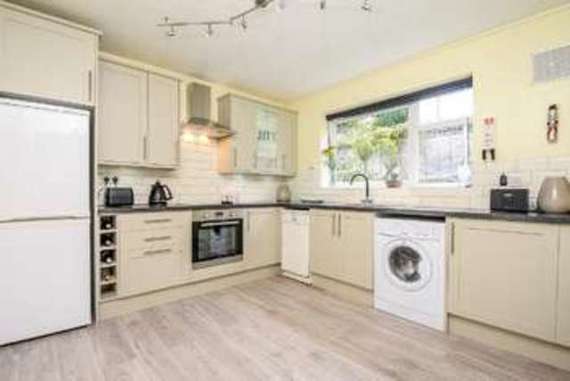 2 bedroom Flat for s...